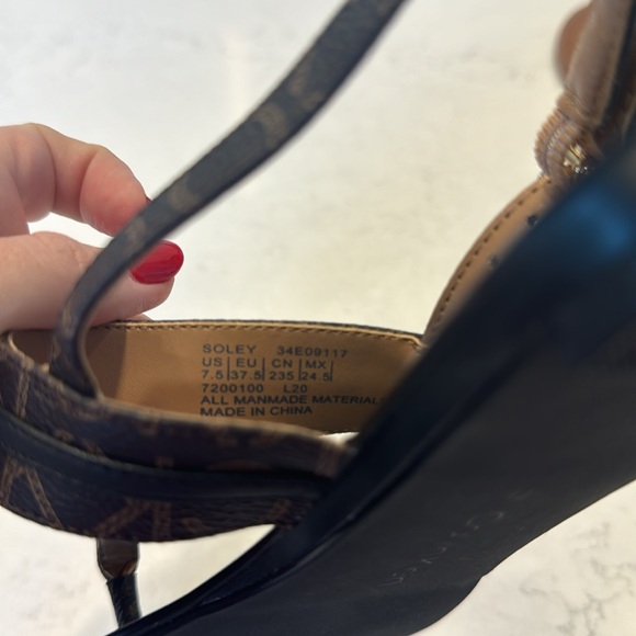 Calvin klein brown and black monogrammed sandles with gold toned hardware - Picture 4 of 4